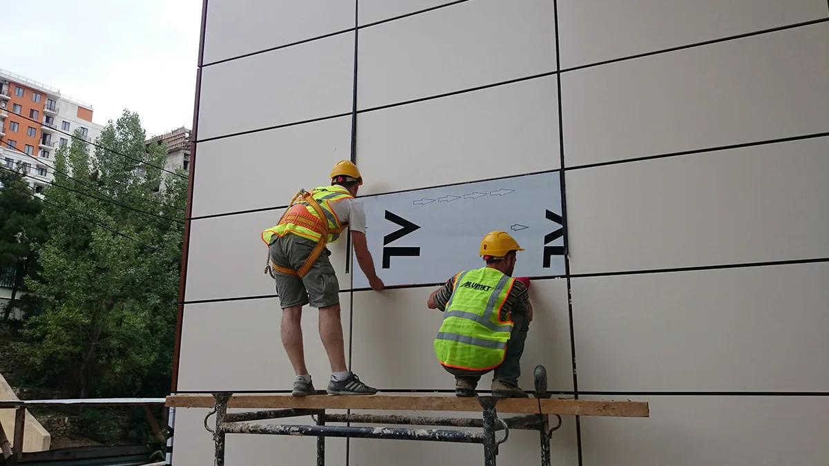 Montage von Aluminium-Wandpaneelen