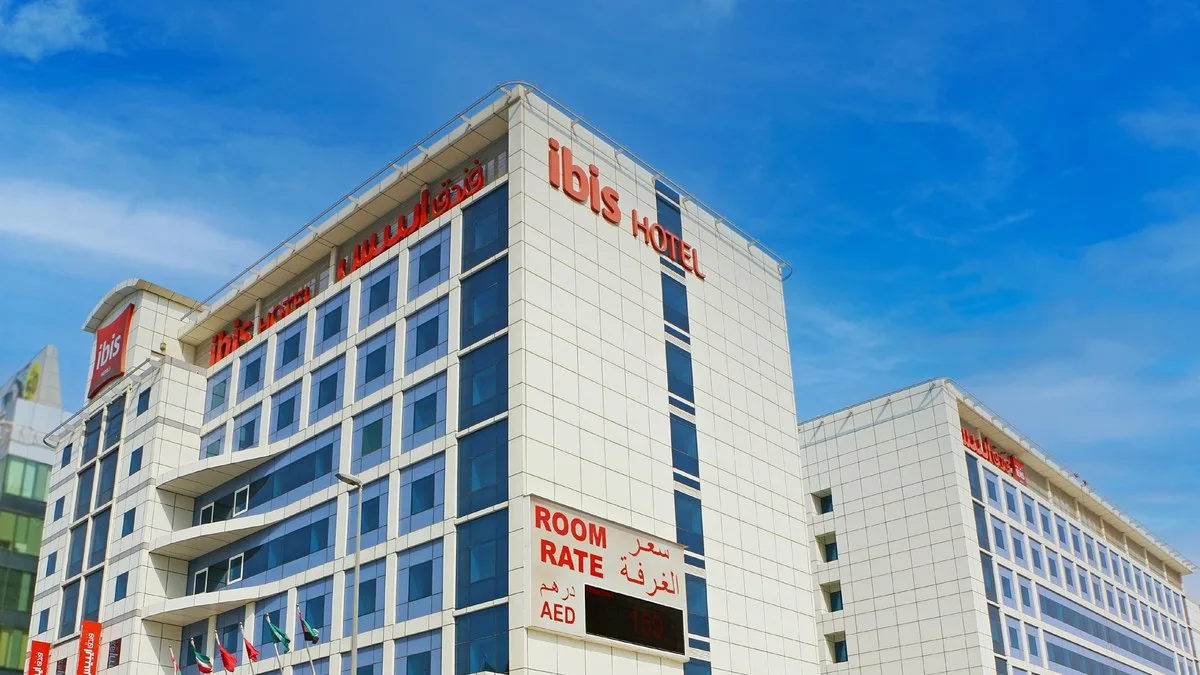 ACP-verkleidete Gebäudefassade mit Paneelfugen, Ecken, Fenstern und Brüstungsübergängen