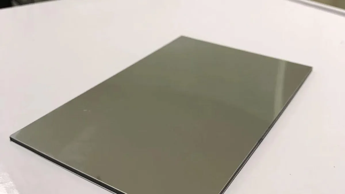 Echte, spiegelpolierte ACP-Musterplatte mit reflektierender Oberfläche