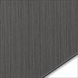 Muestra de panel compuesto de aluminio QSJ-0001 con acabado efecto madera en color carbón oscuro y veta vertical.