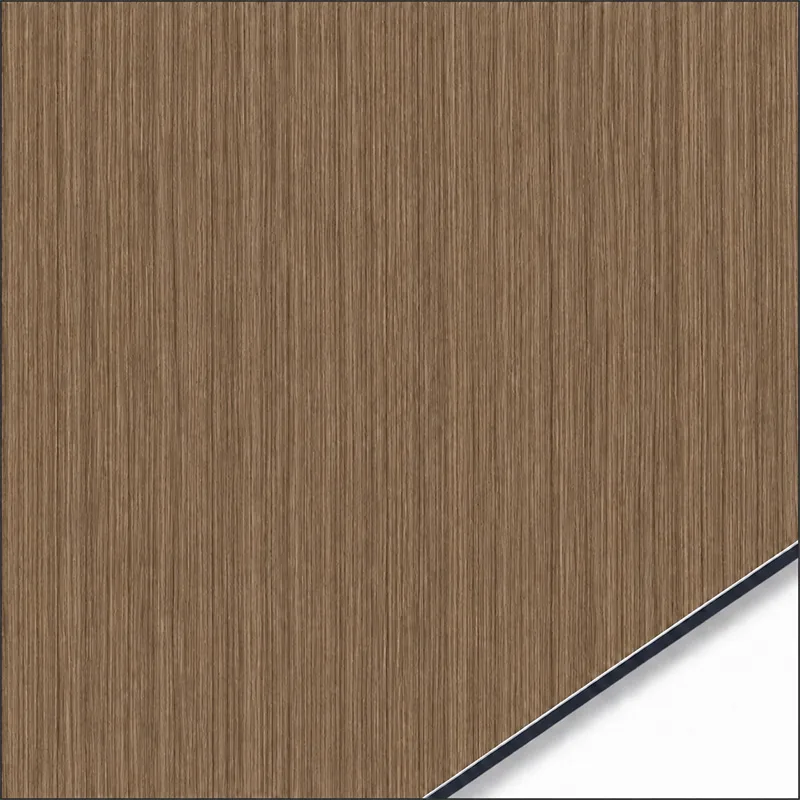 Muestra de panel compuesto de aluminio QSJ-0002 con un acabado marrón cálido efecto madera y vetas verticales finas.