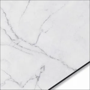 Muestra de panel compuesto de aluminio QSJ-0067 con acabado efecto mármol blanco y finas vetas grises.